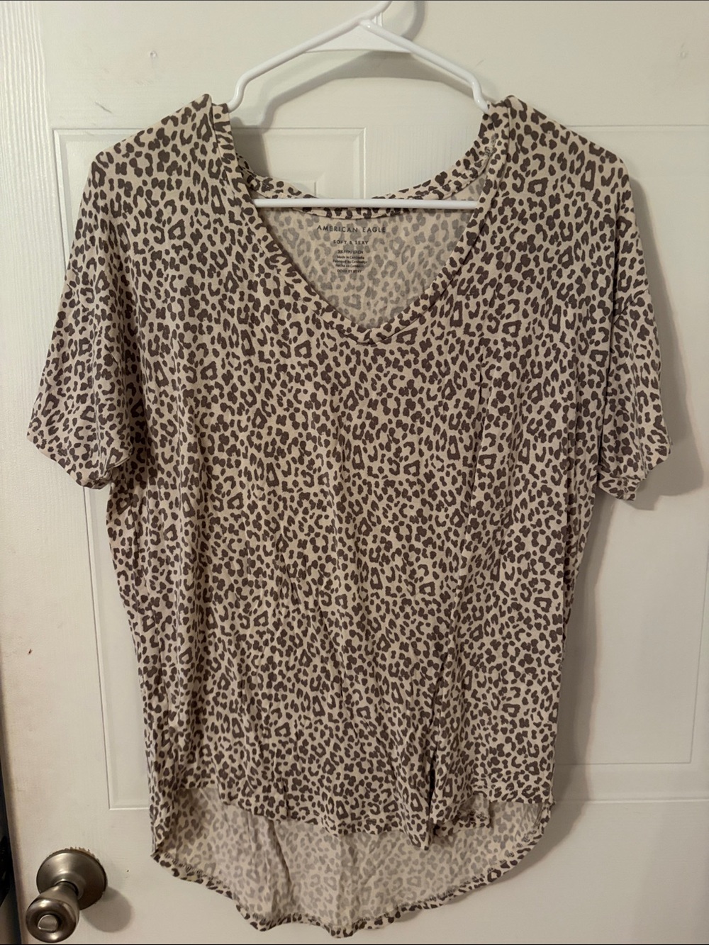 American Eagle Outfitters Beige and Brown Leopard V‑Neck Tee